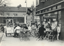 405963 Afbeelding van het terras bij snackbar en ijssalon 't Hoekje van J. Visser (Veemarktplein 44, hoek Croeselaan) ...